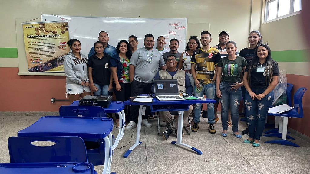 Etapa teórica do Curso de Meliponicultura ministrado para alunos de Eng. Agronômica da UEAP Campus Território dos Lagos. Foto: Ercemi Mira
