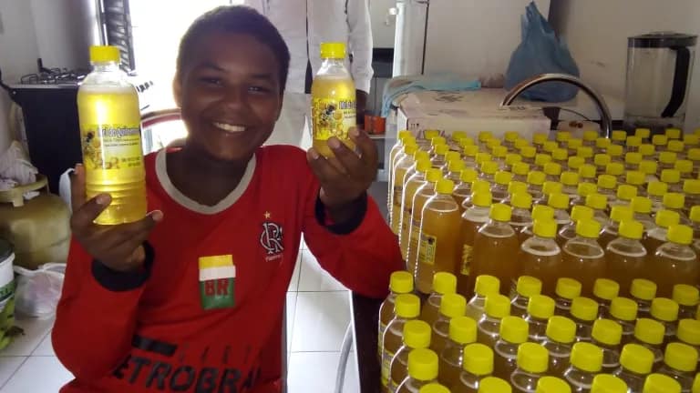 O produto Mel do Quilombo nas mãos de Cirilo Neto